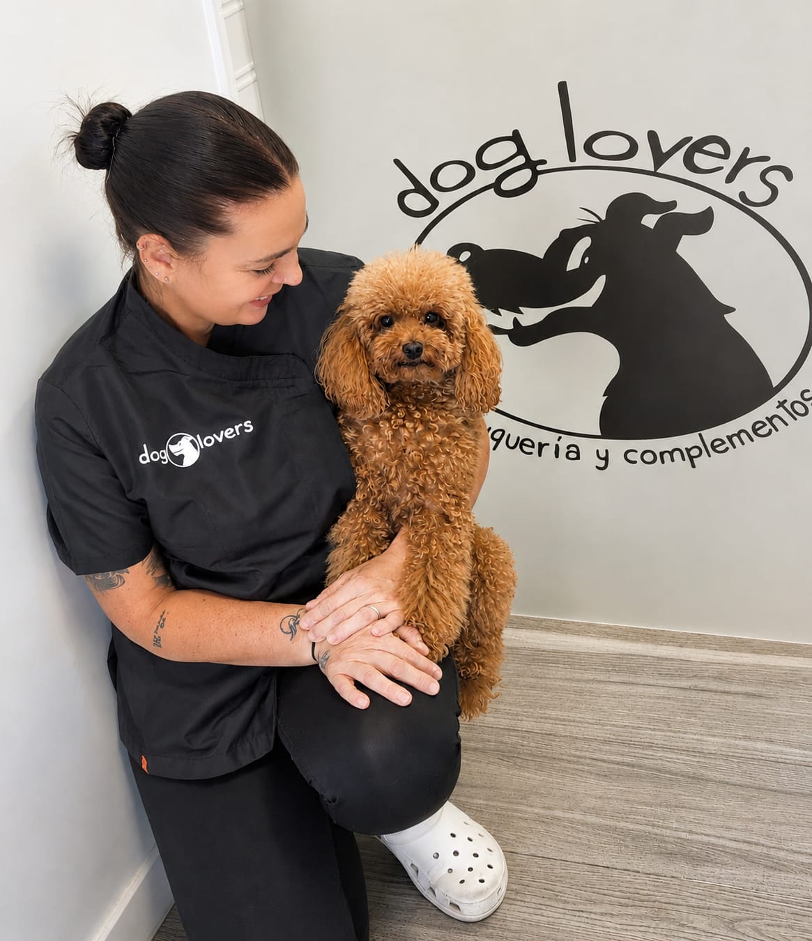 Silvia, peluquera canina de Dog Lovers Madrid, con su perra Roma